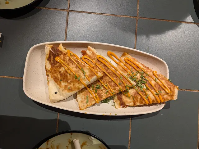 A plate of Mexican food.