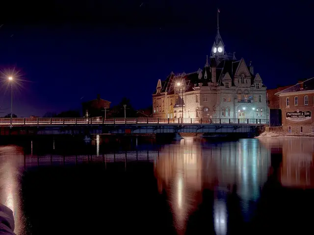L'hôtel de ville de Carleton Place sur la rive de la rivière Mississippi, la nuit.