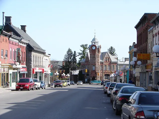 John Street au centre-ville d'Arnprior, avec le clocher de la ville.