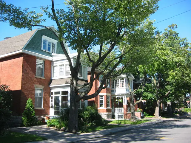 Une rue résidentielle dans Old Ottawa South.