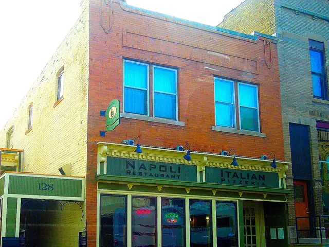 The exterior of an Italian restaurant and pizzeria.