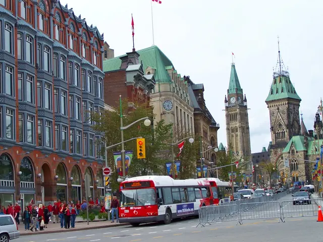 La rue Elgin au centre-ville d'Ottawa, en direction des édifices du Parlement.